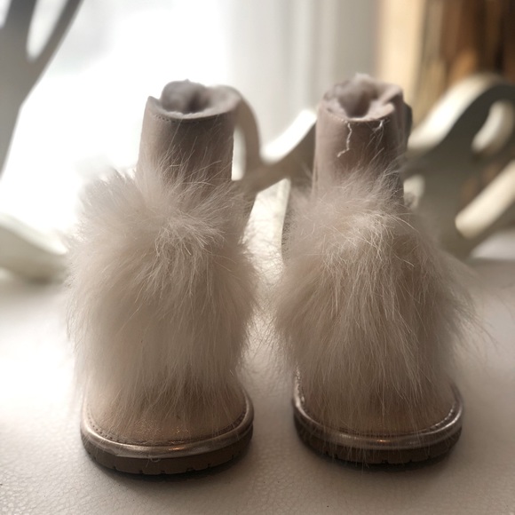 Childrens Place little girl Pom Pom size 7 cream and gold bootie - Picture 1 of 7